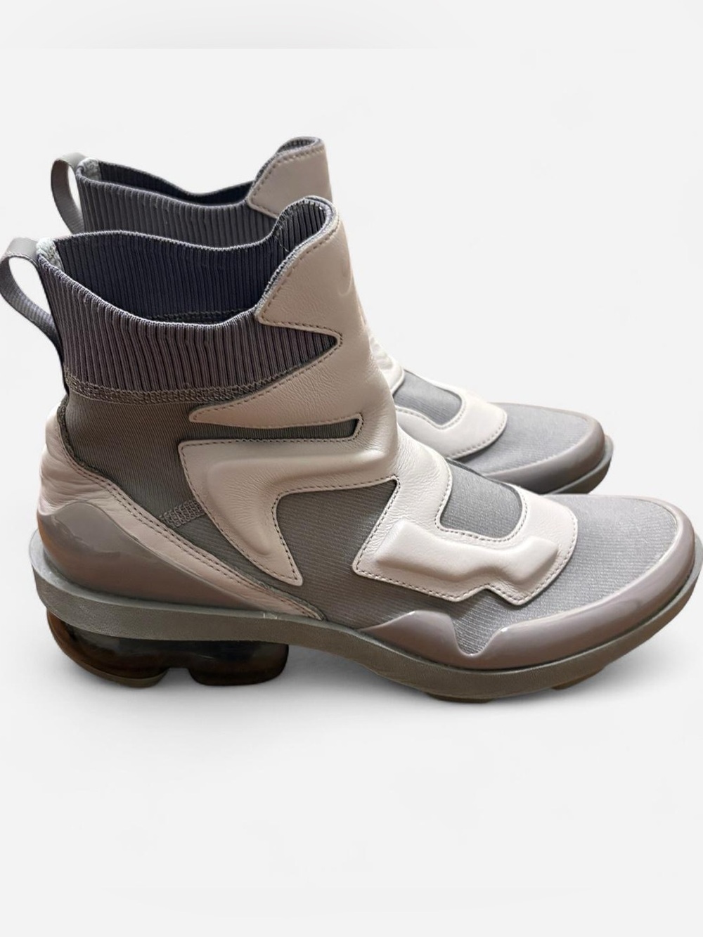 Women’s Nike Air Vapormax grey Sneakers Shoes. Size US 8